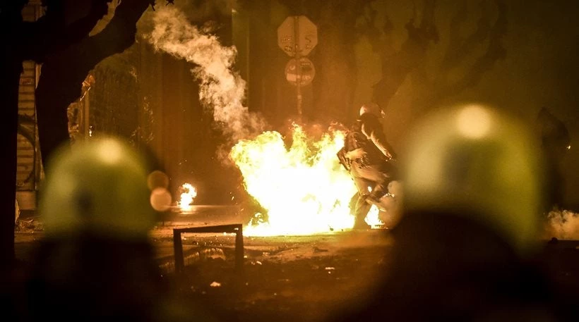 Επιθέσεις με βόμβες μολότοφ και κροτίδες στα Εξάρχεια